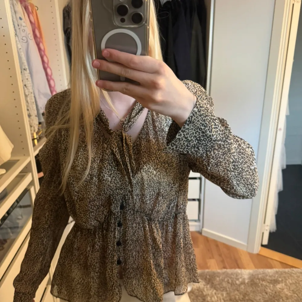 Tunn blus, med fint mönster🫶🏻. Puserot.