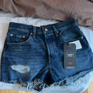 Levis shorts - Helt nya med prislapp. Köpte två storlekar så säljer de som inte passade. Stl 27.