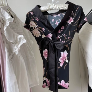 Blus  - Söt vintage blus med blommigt mönster och knytning runt midjan 🎀