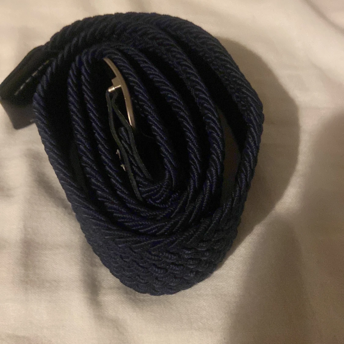 Mörkblå flätat bälte med silverfärgat spänne - 1