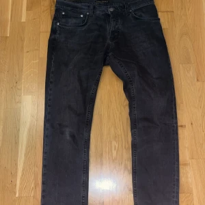 Nudie grim tim svart slim fit - Snygga svarta jeans från Nudie Jeans. Nypris:1600kr storlek: 32/32 pris kan diskuteras!