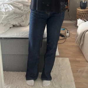 Mörkblå bootcut jeans - Super fina jeans från Gina Tricot, typ aldrig använda!🥰 38 men passar mig också som brukar ha 36