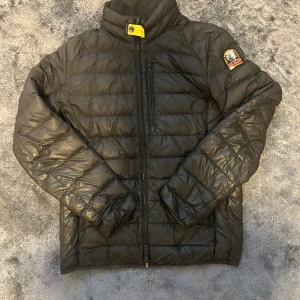Väldigt snygg svart Parajumpers  jacka - Den är väldigt bra skick förutom ett väldigt litet hål där bak som knappt syns och den är lite smutsig då jag inte tvättat den men det går bort i tvätten bara. Säljer till ett väldigt bra pris för en sån här jacka. Priset kan sänkas vid snabb affär.