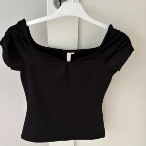 Svart topp från Nelly - Snygg svart topp från Nelly som är använd ett fåtal gånger! 🩷