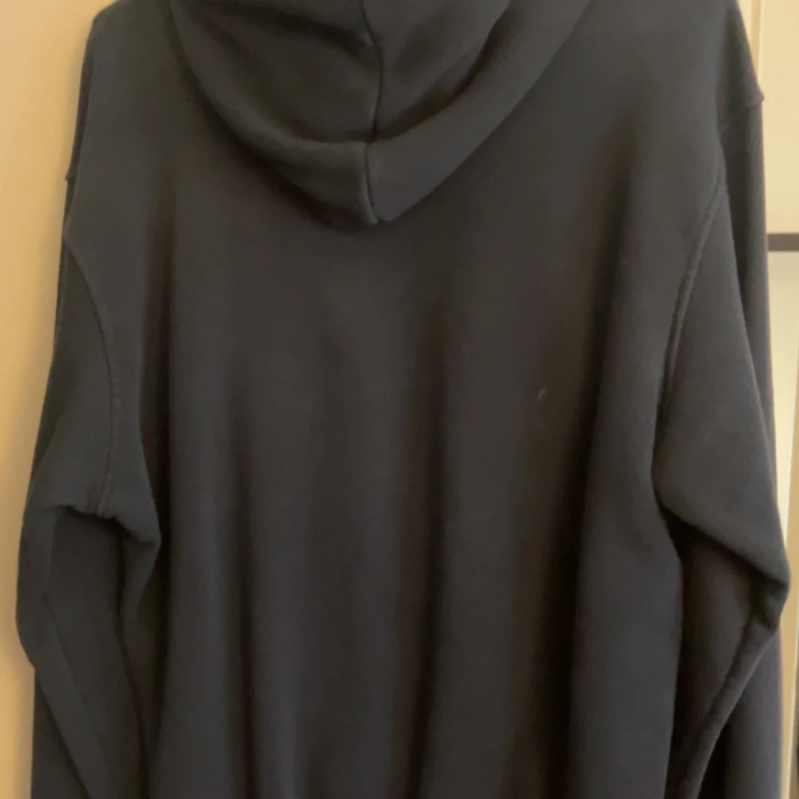 Svart Fendi hoodie med gula ögon - 2