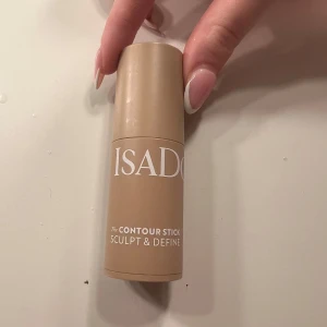 Isadora Contour Stick 30 Cool Beige - Använd fåtal gånger, Isadora The Contour Stick Sculpt & Define i färgen 30 Cool Beige. Enkel att applicera med sin smidiga stickform, perfekt för att skulptera och definiera ansiktet. Vegansk, kliniskt testad och parfymfri. Snygg beige förpackning.