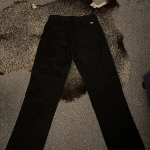 Dickies 874 - Svarta dickies 874 i storlek 33/32. De är dock nedsydda lite grann så skulle väl säga att de är mer 33/33. Vid frågor är de bara att skriva så svarar jag så fort jag kan!