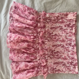 Rosa söt kjol - Lite tightare kjol med volang längst ner 