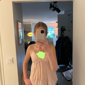 Super fin rosa topp - Jätte fin! Vet inte vad det är för storlek men passar mig som vanligtvis är ungefär xs/s Bra skick har typ inte använt den alls bara testat! Vet inte riktigt vad den är ifrån för den är köpt här på Vinted men tror den från Italien!💕 Skriv för fler frågor eller bilder!         Stockholmstil y2k rosa spets ljusrosa 2000s linne topp tröja stickad