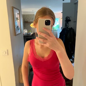 Rosa spets linne  - Jätte fint linne använt men bra skick men vet inte riktigt storleken men tror den passar alla från xs-m! Skriv om ni har frågor eller vill ha fler bilder! Man får alltid rea om man köper flera saker💕       Stockholmstil y2k rosa spets 2000s linne topp tröja