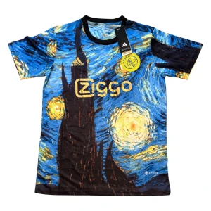 Ajax x Adidas Van Gogh fotbollströja - Unik Ajax fotbollströja från Adidas med Van Gogh-inspirerat motiv i blått, gult och svart. Tröjan har korta ärmar, Ajax-emblem på bröstet och Ziggo-logga i guld. Tillverkad i lätt och ventilerande material, perfekt för dig som vill sticka ut på planen.