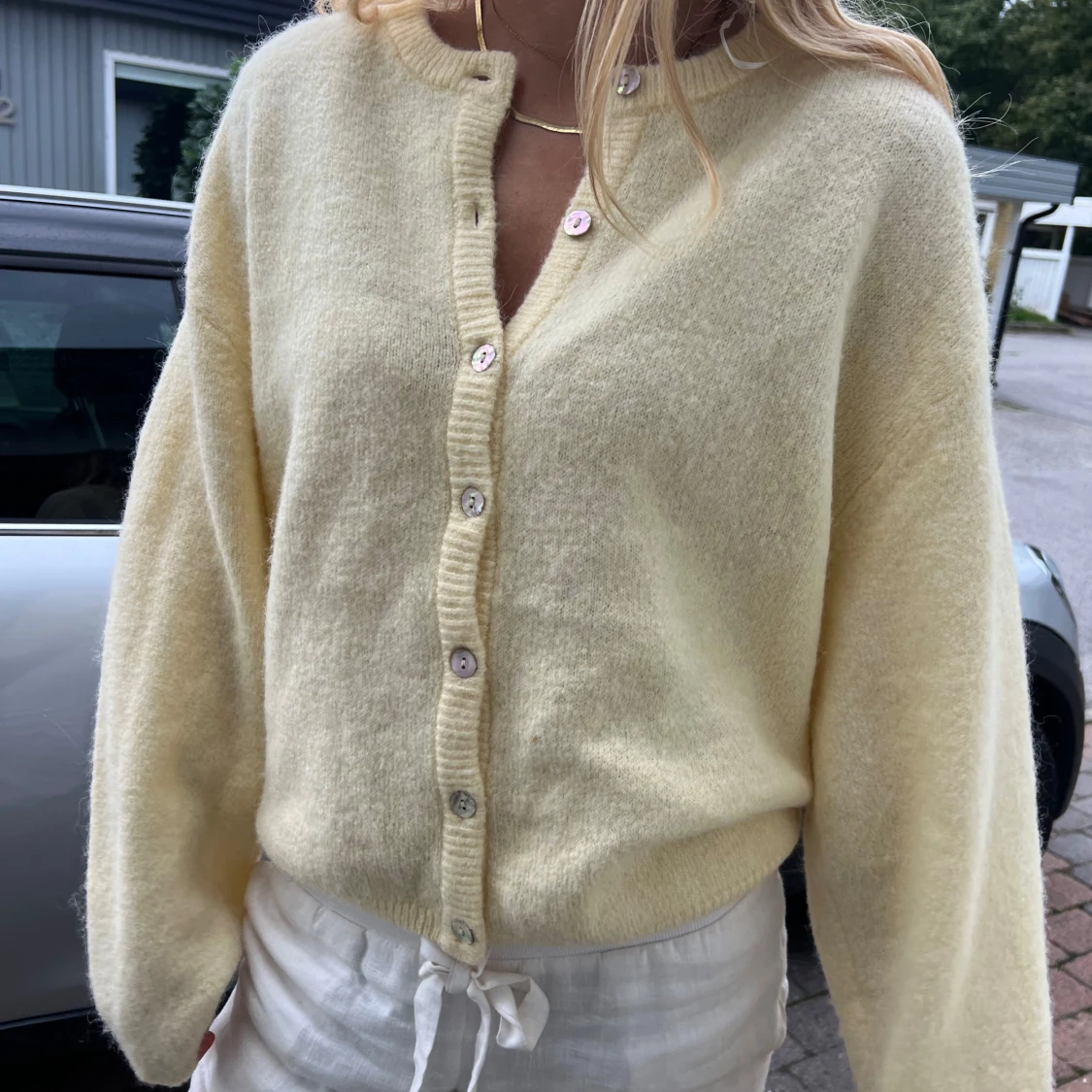 Ljusgul kofta i ullmix med pärlemorknappar - 3