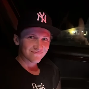 Svart Peak Performance t-shirt - Samlar pengar till grabben på bilden han är i nöd