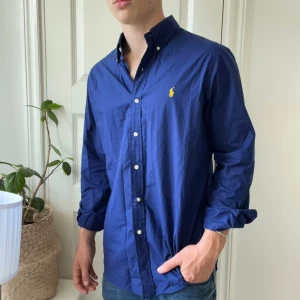 Ralph Lauren skjorta Blå M - Ralph Lauren skjorta Blå M, känns som en L. Inga defekter! Modellen är 180,75 kg 🫶