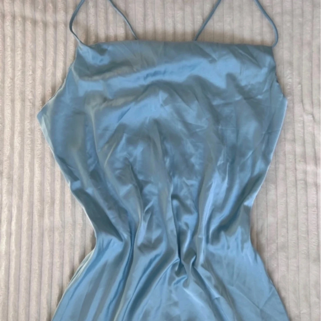 Ljusblå långklänning med snörning och öppning i ryggen  - 4