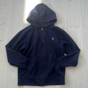 Ralph Lauren zip up - Säljer nu min feta Ralph lauren zip up då den är för liten för mig. Passar dig som är ca 170-180. Riktigt skön och stilren passar till alla stilar och evenemang. Skriv vid frågor eller funderingar! Pris går att diskutera!