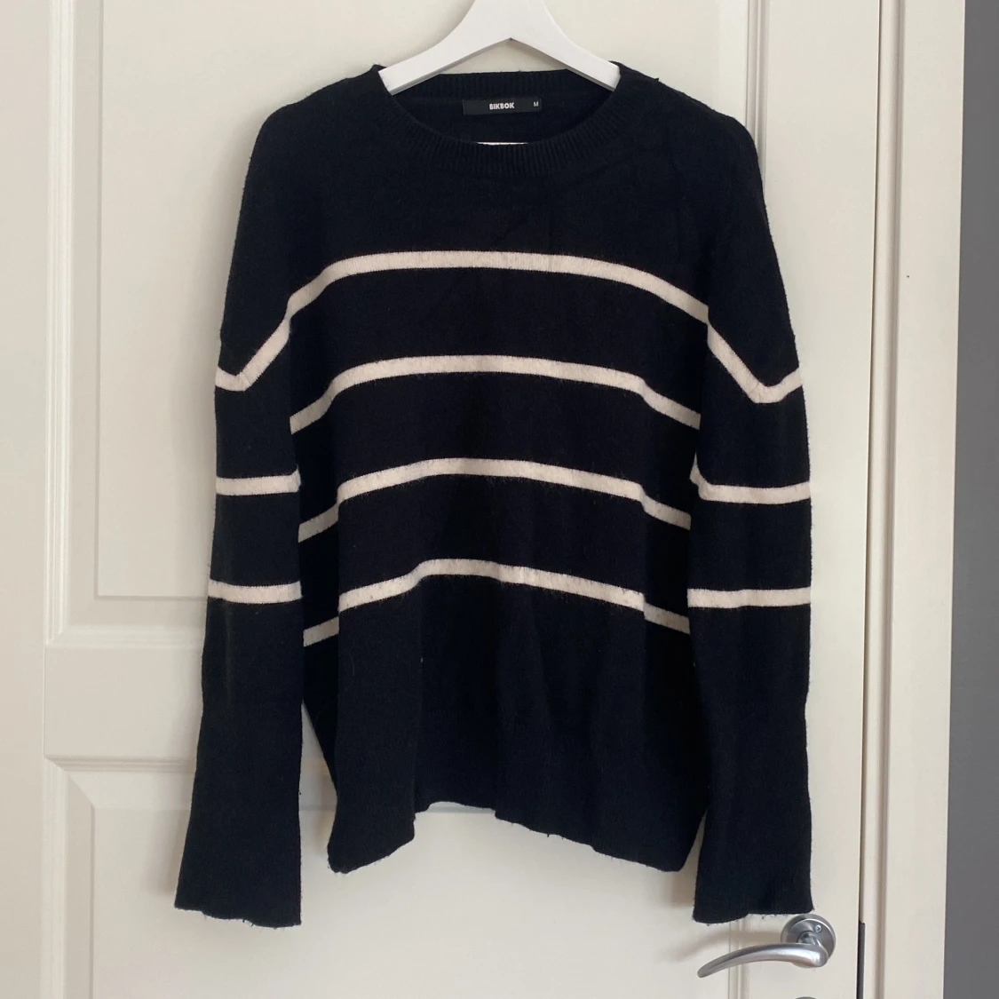 Svartvit randig stickad tröja Bik Bok