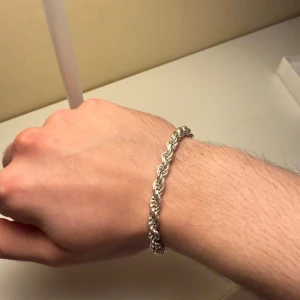 Diamond Cut Cordell Armband 925 Silver - Säljer ett fint Diamond Cut Cordell armband i 925 Silver. Den är 6 mm bred och 20 cm lång. Finns en 925 silver stämpel på den. Armbandet är i fint skick men lite slitage där stämpeln är men ingenting man märker av, resten av armbandet har inga tecken på användning. Nypris: 1300 kr köpt från Catwalksmycken.com