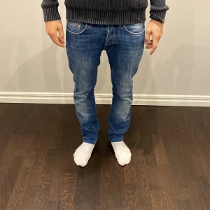 Blå acne studio jeans - Ett par feta acne studio jeans som sitter rätt slim. De är storleken 32/32 men passar ungefär 31/32. Passar perfekt för hösten nu. Fråga om ni har frågor.