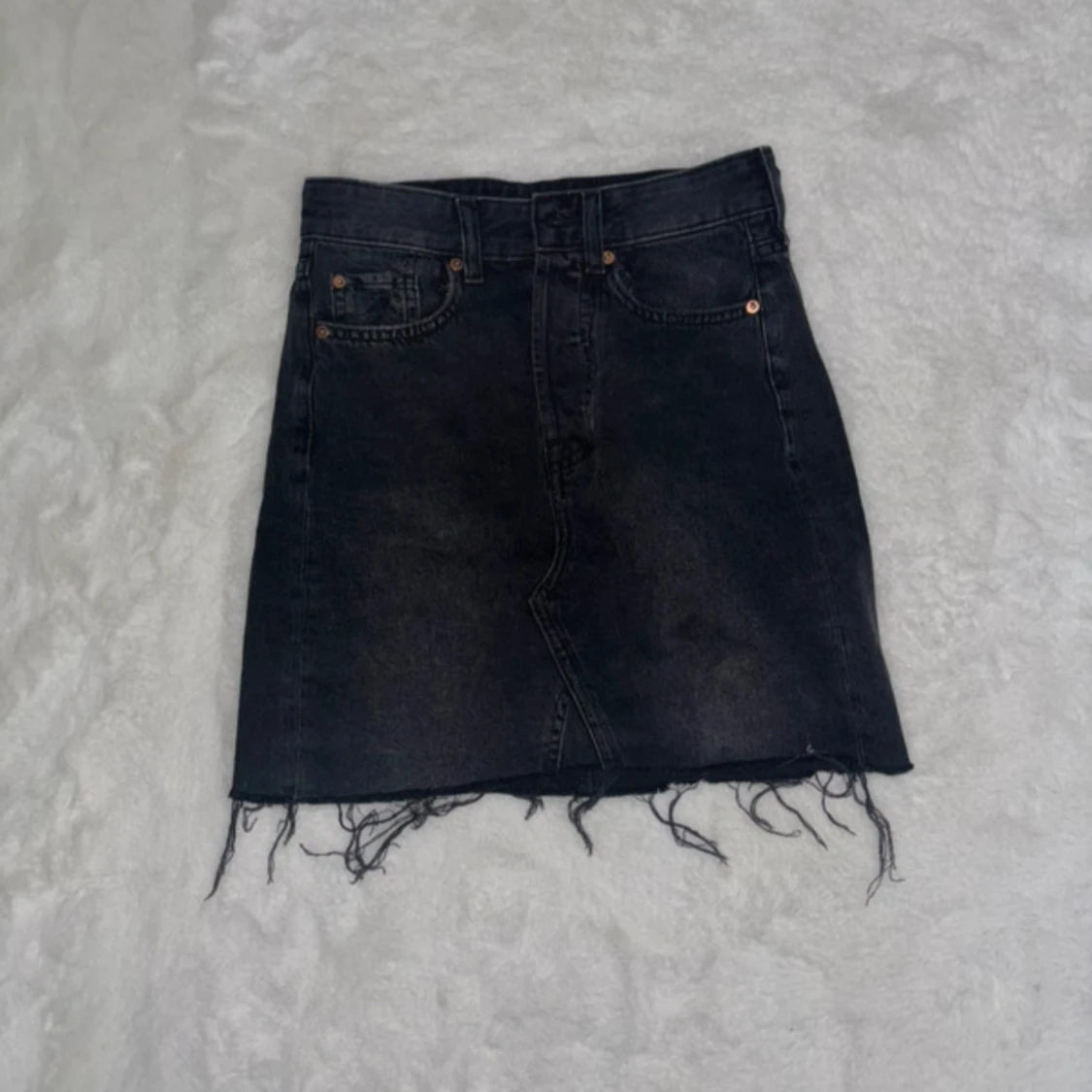 Svart jeanskjol med fransig kant