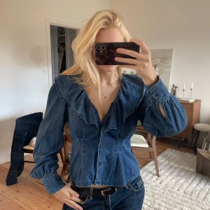 Jeansblus med volangkrage - Säljer min super snygga jeans blus med markerad volangkrage och knappar framtill🫶🏼