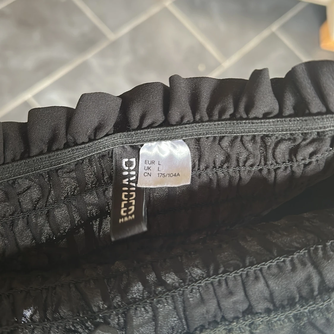 Svart blus med volang från Divided - 2