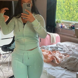 Juicy couture set  - Använd flertalet gånger och har därför några fläckar längst ner på byxorna💚