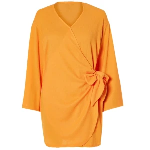 Orange omlottklänning med knyt - Superfin orange kortklänning med omlottmodell och stor knytrosett i sidan. Klänningen har v-ringning, långa vida ärmar och är gjord i ett mjukt, ribbat tyg. Perfekt för dig som vill sticka ut med färg och enkel men snygg design.