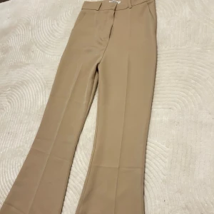 Beiga kostymbyxor  - Snygga beiga kostymbyxor med klassisk