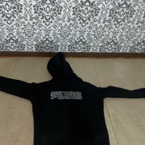 Svart hoodie från Puma med leopardtryck - 	•	Märke: Puma 	•	Färg: Svart 	•	Design: Huva med dragsnören, stor ficka framtill (känguruficka) 	•	Detaljer: Framtill står “PUMA” i stora blockbokstäver med mönster inuti bokstäverna 	•	Storlek: XS 	•	Stil: Sportig och trendig hoodie som passar både till vardag och träning