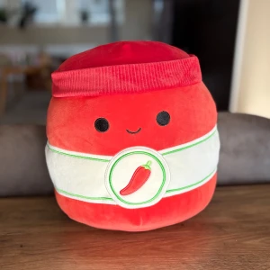 Squishmallow Illia The Sriracha - Squishmallow – Illia the Sriracha 🌶️ Superfin och ovanlig Squishmallow i form av Illia the Sriracha. Perfekt för samlare eller som mysigt gosedjur! 	•	Storlek: 30 cm 	•	Skick: Som ny – inga fläckar, inte använd 	•	Har endast stått i fönsterkarmen 	•	Alla tags/lappar är tyvärr inte kvar  ✨ Pris: 200 kr ✨  Mjuk, squishig och redo för ett nytt hem! ❤️
