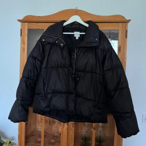 Svart pufferjacka - Säljer denna slutsålda populära jacka storlek L men sitter bra på mig som har s/m och sitter lite oversize! 