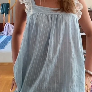 Ljusblå jättesöt topp  med spets från M&G - Säljer min jättesöta topp som jag köpte på smögen i somras! Använd 2 gånger, och alltså i väldigt bra skick! I storlek M men fin på mig som vanligtvis har s! Pris kan diskuteras vid snabb affär!💗💗