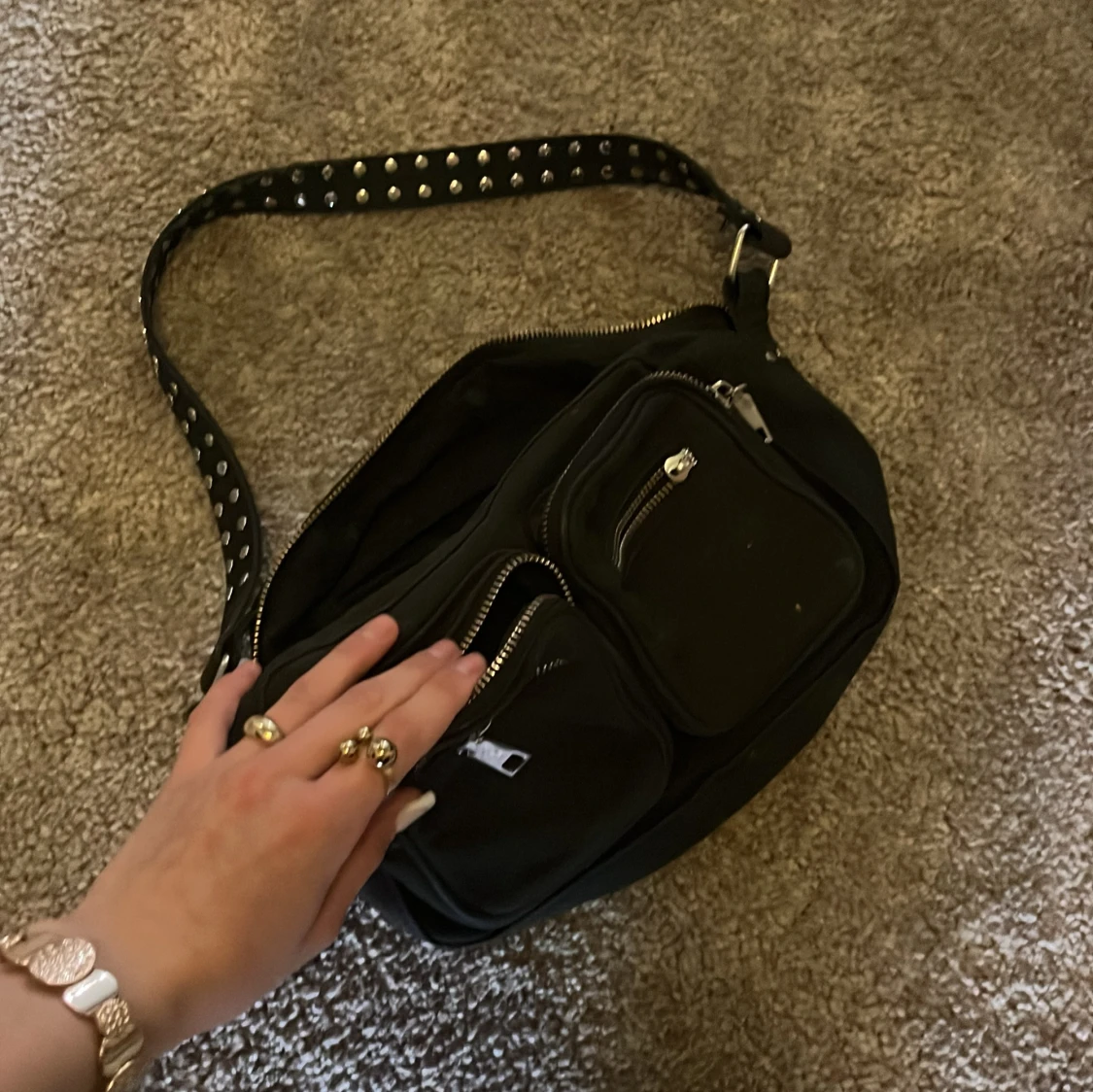 Svart axelväska med nitar och dragkedjor - 1
