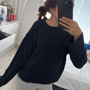 Mörkblå stickad tröja från Gina Tricot - Mysig mörkblå stickad tröja från Gina Tricot i storlek 158/164. Tröjan har rund halsringning, breda muddar och en loose passform. Perfekt för lager-på-lager och chill dagar. Materialet är mjukt och skönt mot huden. Priset kan diskuteras!