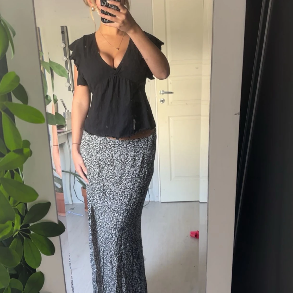 Svart blus med v-ringning från 157