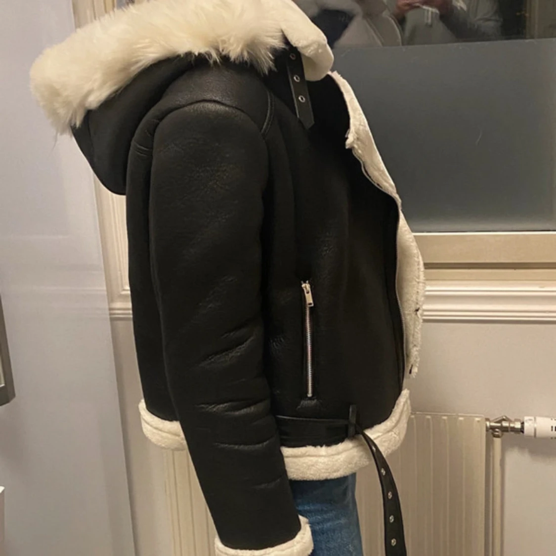 Svart skinn jacka med vit fuskpäls inuti - 3