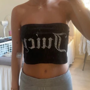 Svart tubtopp med strass från Juicy - supersöt svart tubtopp från juicy couture!!🫶🏼 säljer då den är för stor för mig.