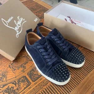 Christian Louboutin  - Sällsynta skor till ett bra pris! Behöver få dessa sålda snabbt så skicka prisförslag. Finns tecken på användning och äktehetsbevis finns!