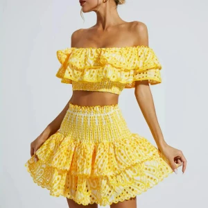 Gulligt gult set - Säljer detta extremt fina sett som jag tyvärr inte använder vilket är synd då den är väldigt väldigt snygg. Varumärke saknas men nypris på dessa set varierar mellan 800-3000kr