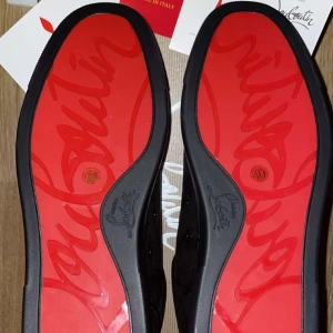 Christian Louboutin svarta sneakers - Säljer ett par Loubs, skriv om du har frågor