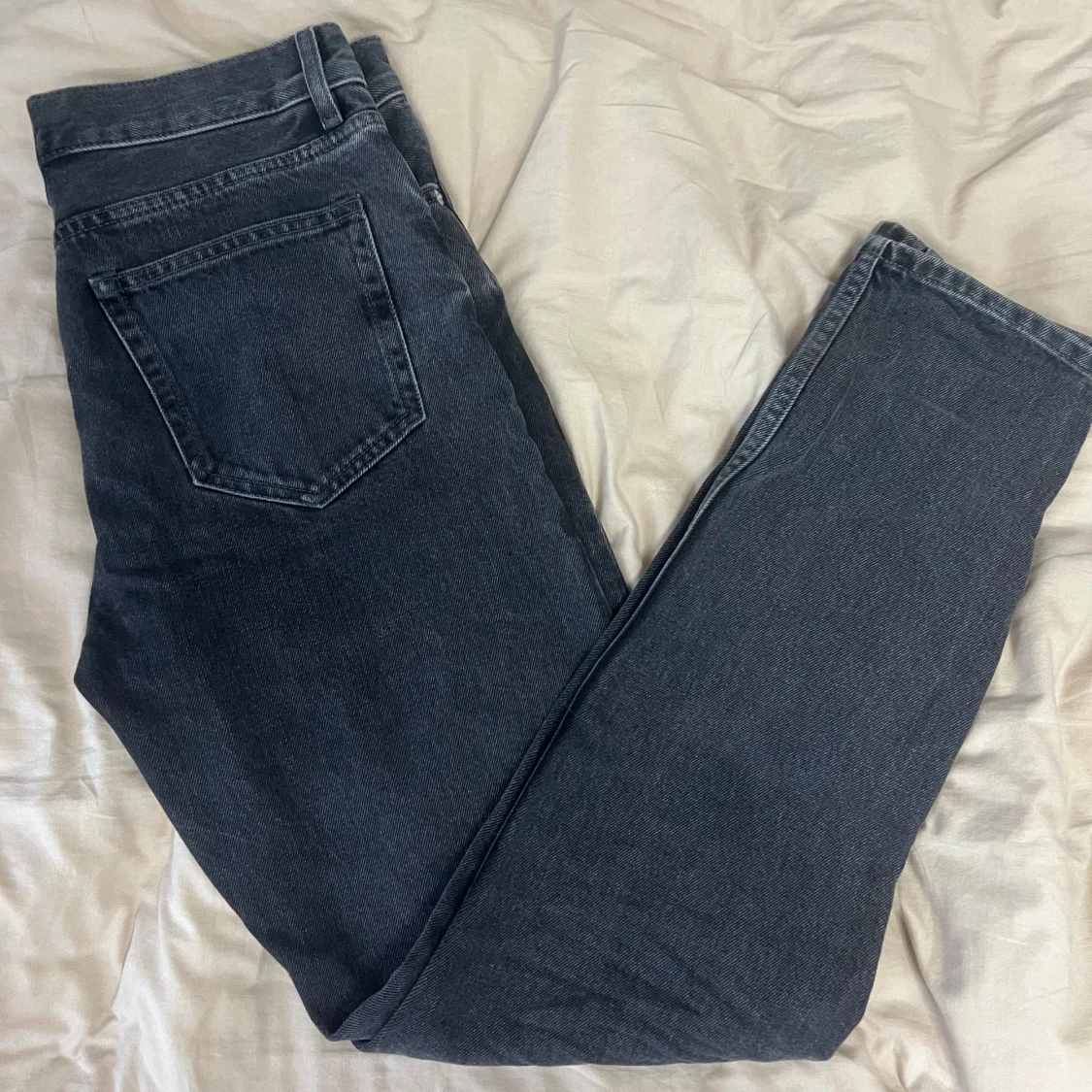 Svarta tapered jeans från COS 28/32