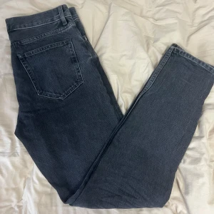 Svarta tapered jeans från COS 28/32 - Grå Cos jeans modell pillar 💥 Storlek 28/32. Jeansen är i mycket fint skick och har endast använts ett fåtal gånger 🌟Hör av er vid funderingar✅