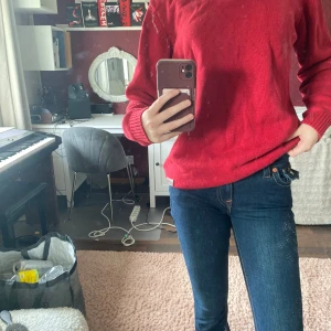 Röd stickad tröja från Dobber - Säljer en röd stickad tröja från Dobber i storlek XL. Tröjan har en klassisk rund halsringning, ribbade muddar och är långärmad. Vid snabb affär billigare pris! 