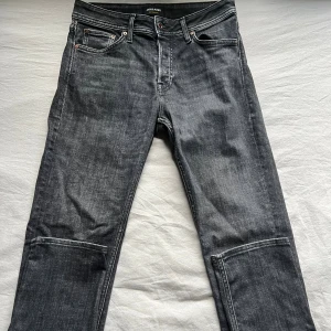 Svarta jeans från Jack & Jones - Snygga svarta jeans från Jack & Jones med klassisk femficksdesign och raka ben. Jeansen har en mörk tvätt för en cool look. Tillverkade i mjukt denimtyg som sitter skönt hela dagen.
