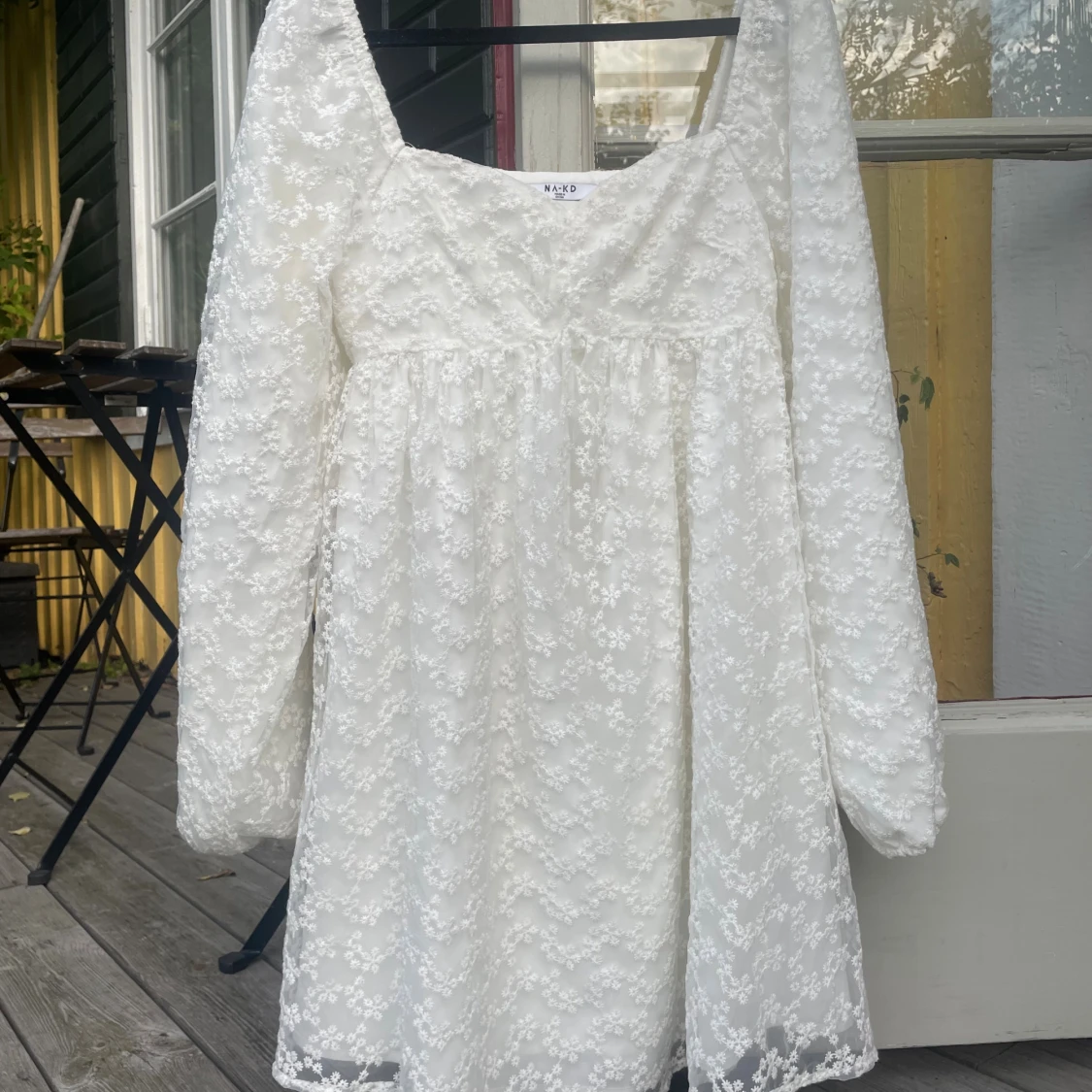 Vitblommig studentklänning från NA-KD - 1