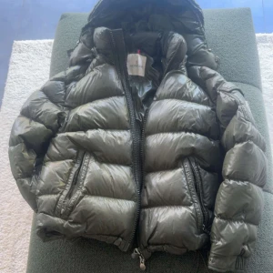 Moncler Maya olive green  - Snygg mörkgrön pufferjacka från Moncler med ett väldigt bra skick (9/10). Storlek 2 som motsvarar M/S. Givetvis äkta, kvitto finns osv.