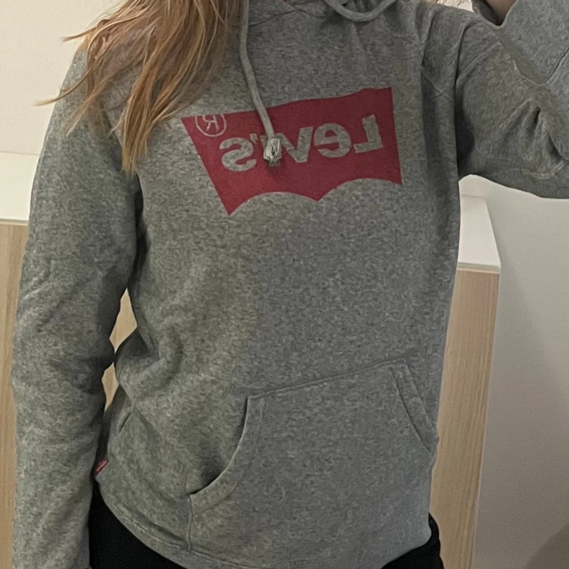 Grå hoodie från Levi's med röd logga