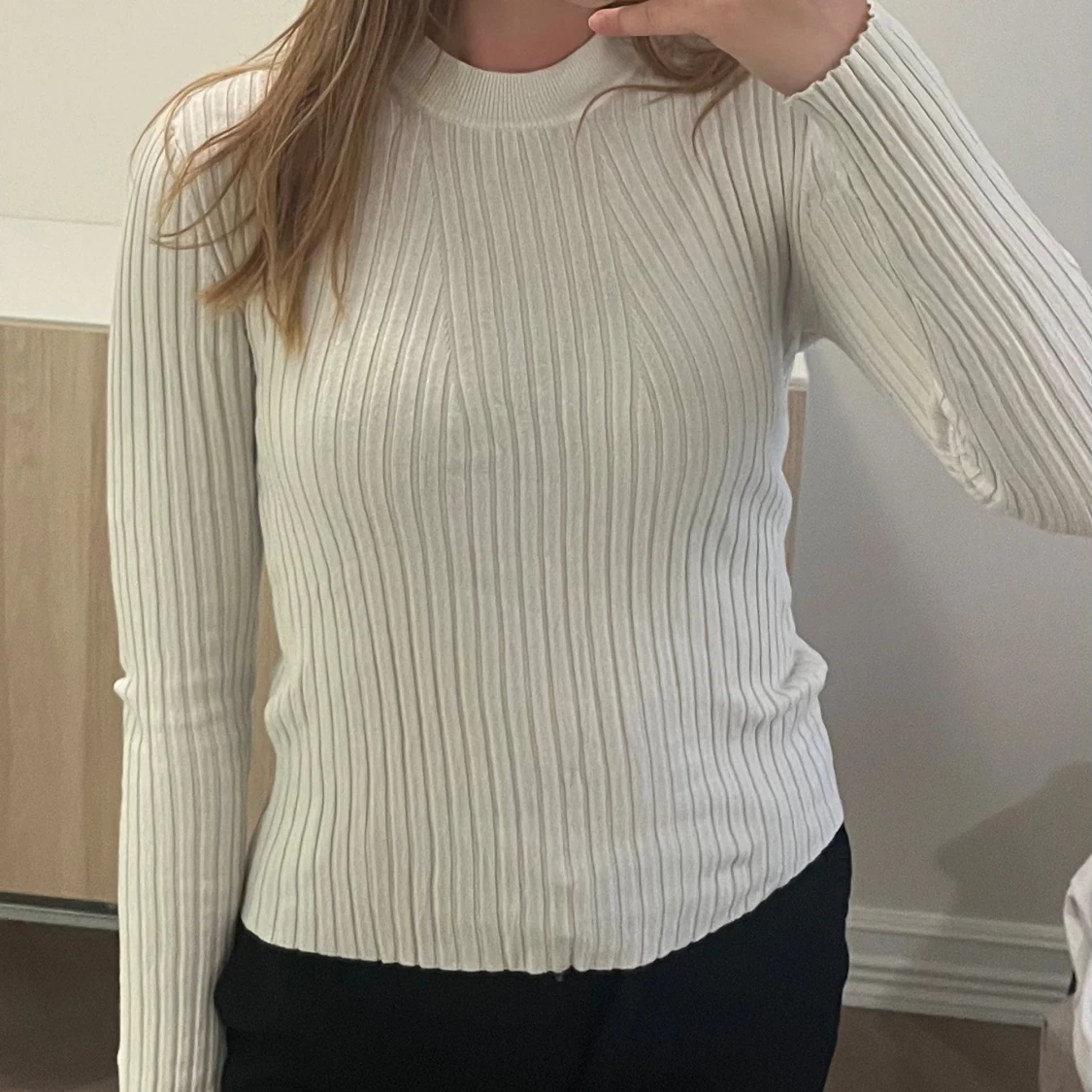 Vit ribbad långärmad tröja