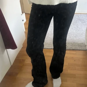 Svarta bootcut jeans - Jeansen är i jätte bra skick, från Lindex storlek 40/M. Nypris 699 kr!! Snygga svarta jeans med bootcut-modell. Byxorna har normal passform och är tillverkade i ett mjukt bomullsmaterial med stretch. 